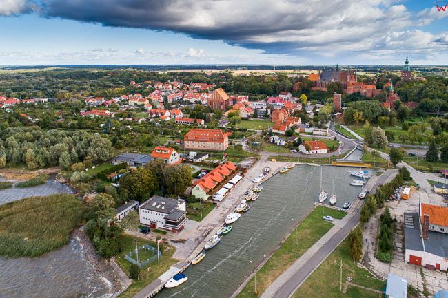 Frombork, panorama na miasto i Wzgorze Katedralne. EU, PL, Warm-Maz. Lotnicze.